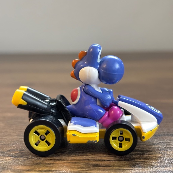 Nintendo HOT WHEELS 2018 Mario Bros Kart PURPLE YOSHI Diecast Standard Kart Car - Picture 4 of 8